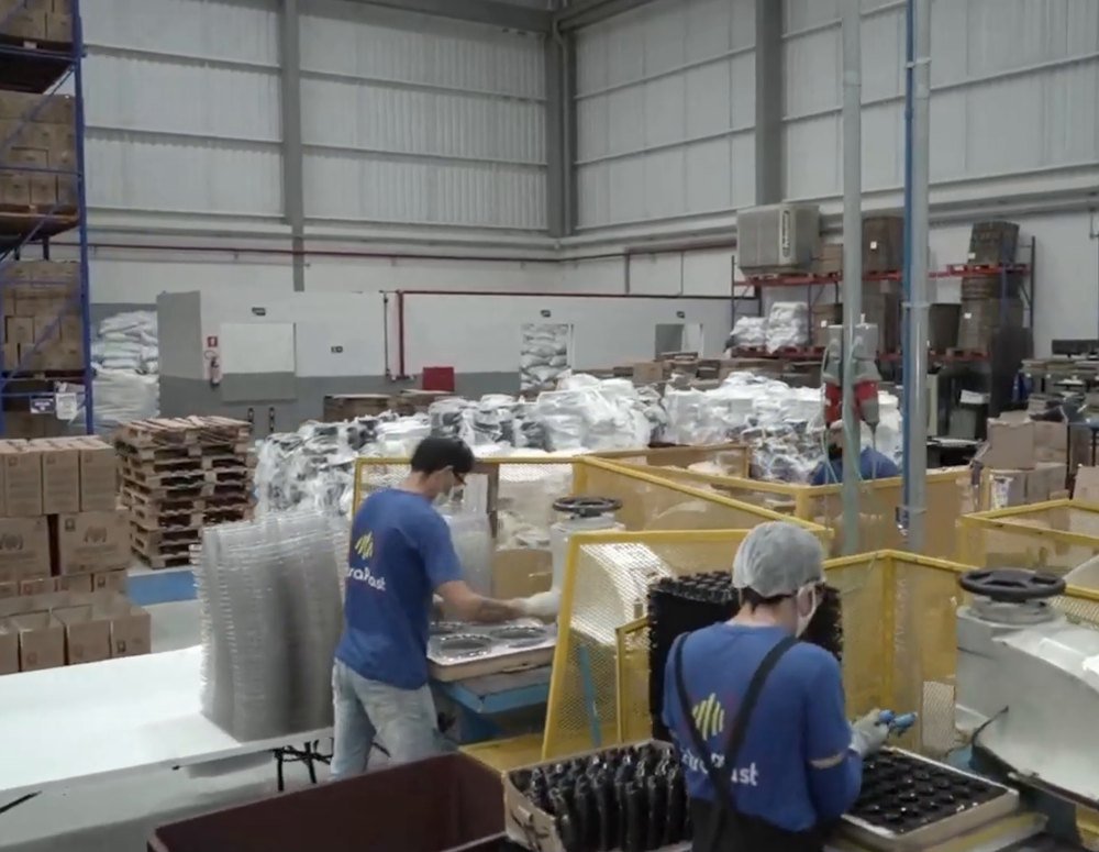 Colaboradores da IntraPlast embalando na linha de produção