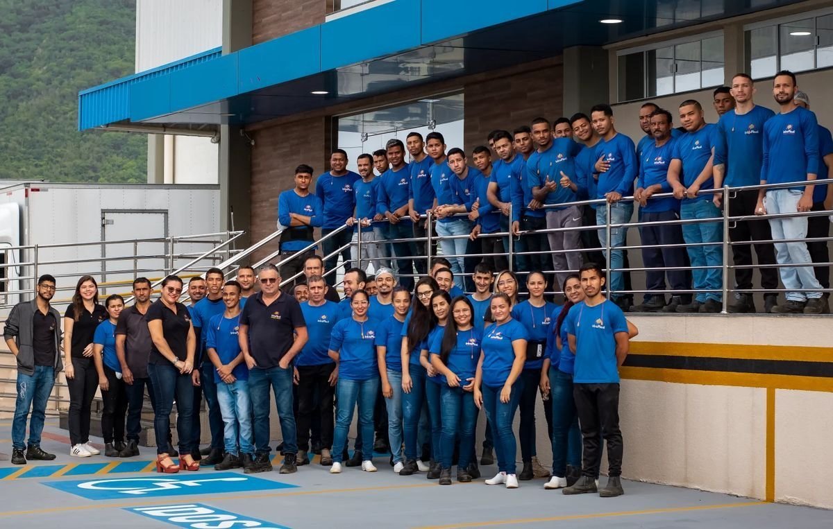Equipe da IntraPlast reunida na entrada da fábrica