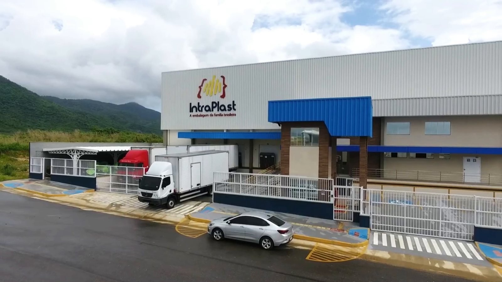 Fachada da fábrica da IntraPlast no Polo Industrial de Guaiúba