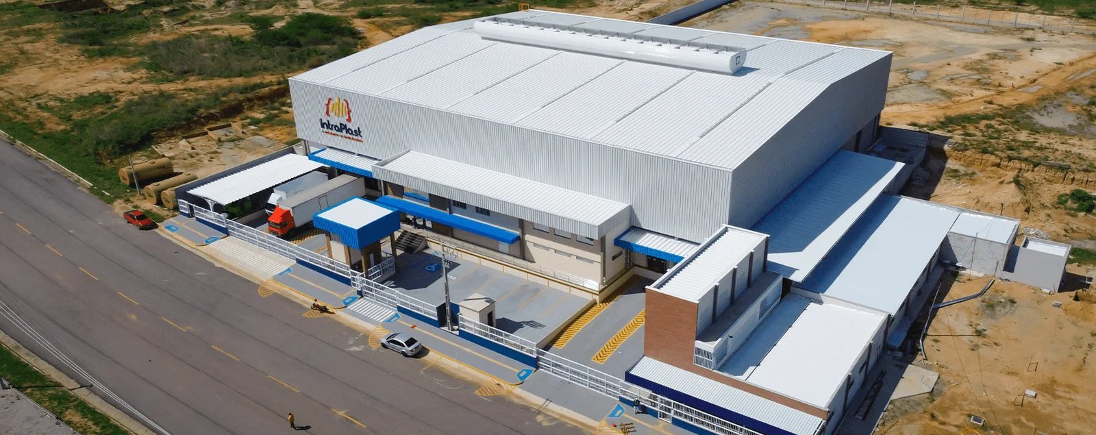 Vista aérea da planta industrial da IntraPlast em Guaiúba, Ceará