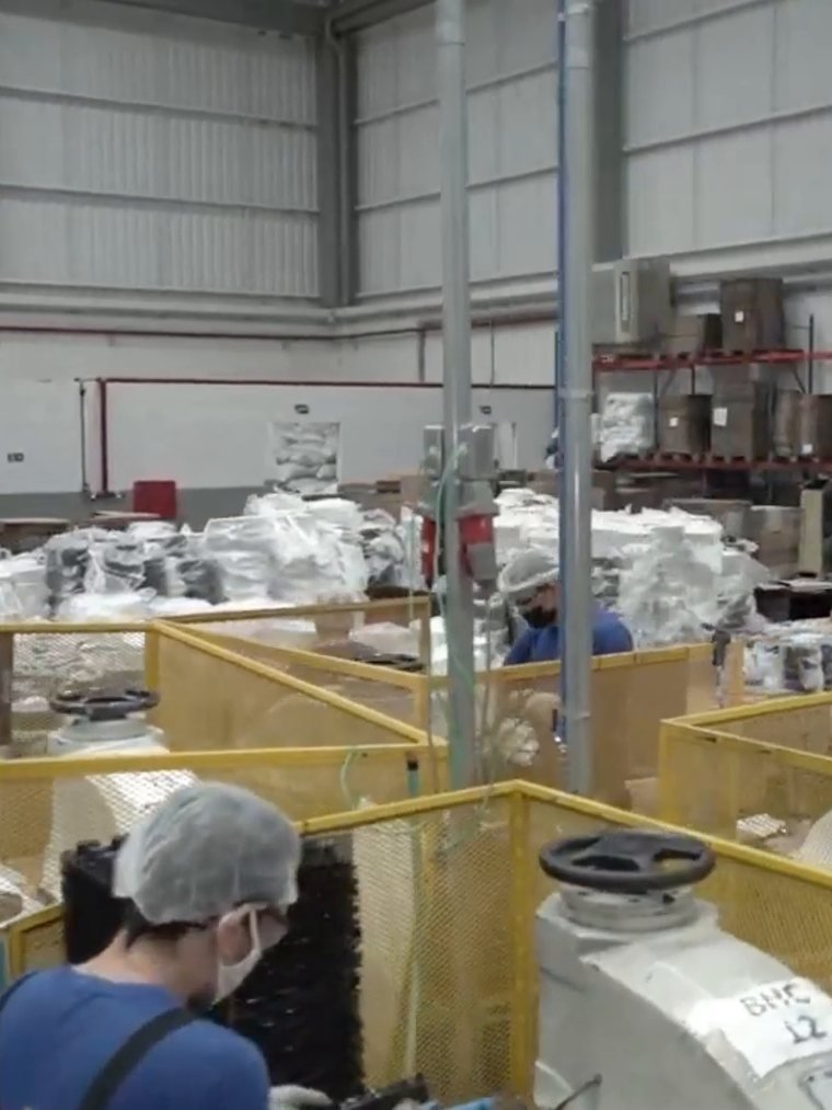 Equipe da IntraPlast no controle de qualidade e embalagem